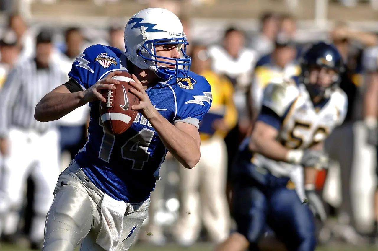 Quarterback i blå trøje med bold