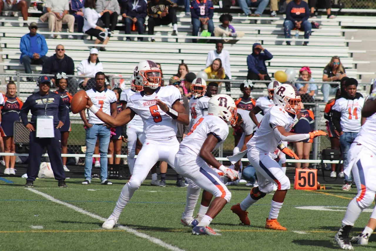 Quarterback kaster bolden under kamp